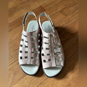 Sesto Meucci “Elita” Open Toe Casual Slingback Leather Sandals. Made in Italy